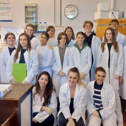 Schülerinnen und Schüler des Biologie-Leistungskurses im Schülerlabor Marburg