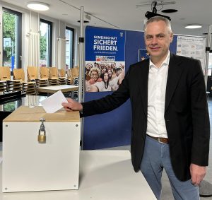 Der Schulleiter, Ingo Baumgarten, wirft bei der EU_Wahl-Simulation am Burggymnasium seinen Wahlzettel in die Wahlurne. Der Schulleiter, Ingo Baumgarten, wirft bei der EU_Wahl-Simulation am Burggymnasium seinen Wahlzettel in die Wahlurne.