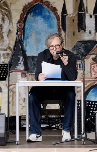 Bjarne Mädel liest aus „Bin nebenan. Monologe für zuhause“