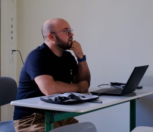 Herr Müller berichtet über Chancen und Grenzen von KI bei Klausurkorrekturen.