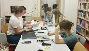 Schülerinnen lernen mit Lehrerin Frau Rösel-Hillgärtner zur Vorbereitung auf das schriftliche Abitur bei einer "Büffelnacht" in der Mediothek des Burggymnasium.