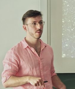 Dr. Jan-Erik Christian berichtet am Burggymnasium über sein Fachgebiet, die Astrophysik.
