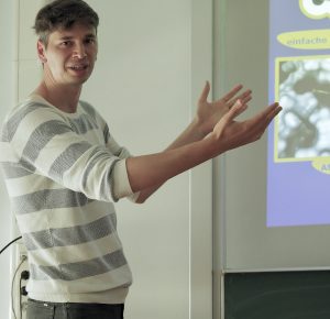 Dr. Jakub Gunera berichtet am Burggymnasium über die Suche nach neuen Wirkstoffen in unserer Zeit.