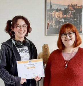 Yasmin Bali (Schülerin der Q2 des Burggymnasiums) mit Lehrerin Anja Knobloch-Neisel nach der Überreichung der Urkunde für "kreative Lösungen" beim Übersetzungswettbewerb "Juvenes Translatores".
