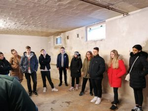 Die Schülerinnen und Schüler im Zeitzeugengespräch