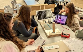 In Gruppenarbeit untersuchen die Schülerinnen die Abhängigkeit der Leistung des PV-Moduls vom Winkel zwischen Lichtquelle und Modul.