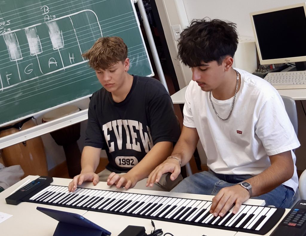 Schüler arbeiten mit dem Rollpiano im Musikunterricht
