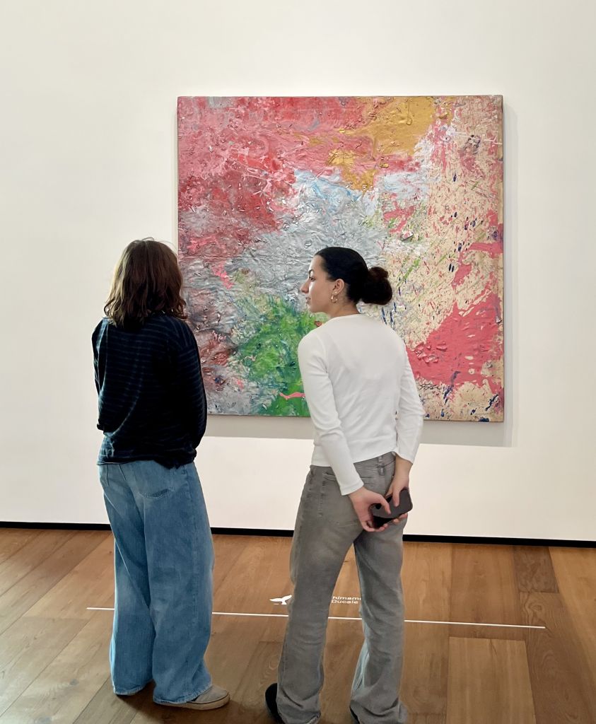 Schülerinnen vor einem Werk im Museum Reinhard Ernst in Wiesbaden