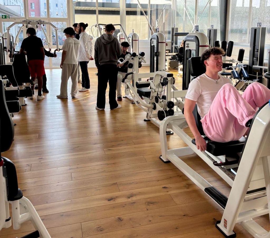 Sport-LK beim Krafttraining im Fitnessstudio