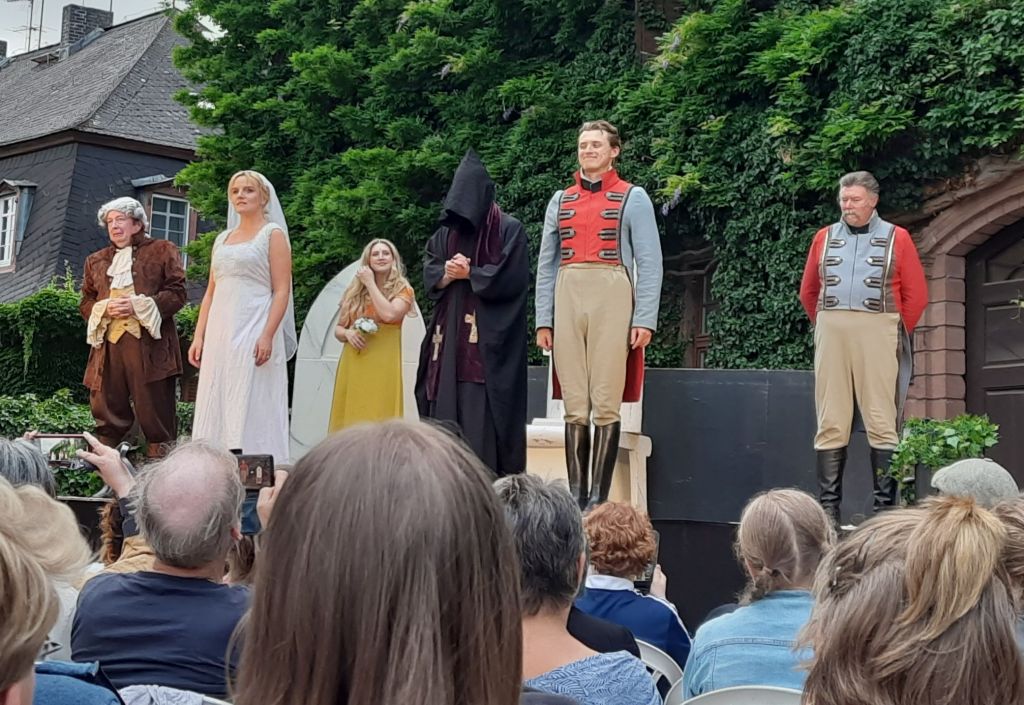 Schauspielerinnen von "Much Ado About Nothing" auf der Freiluftbühne in Laubach