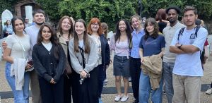 Schülerinnen und Schüler des Q2-LKs des Burggymnasiums Friedberg beim englischen Freilufttheater in Laubach