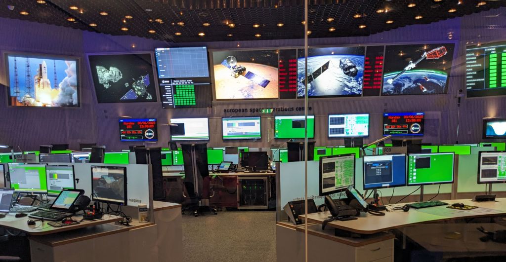 Dieses Foto zeigt den Kontrollraum des ESA-Satellitenkontrollzentrums in Darmstadt.