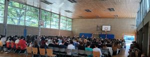 Dieses Bild zeigt die neuen Schülerinnen und Schüler des Burggymnasiums Friedberg bei ihrer Einschulungsfeier in der Sporthalle.