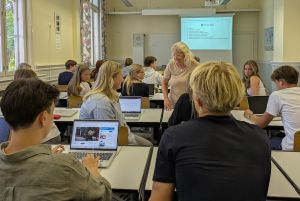 Dieses Bild zeigt finnische Schülerinnen und Schüler aus Hanko beim Unterricht.
