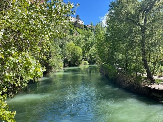 Auf diesem Foto sieht man einen Wasserlauf in Cuenca, dem Ausflugsziel der Austauschgruppe in Spanien.