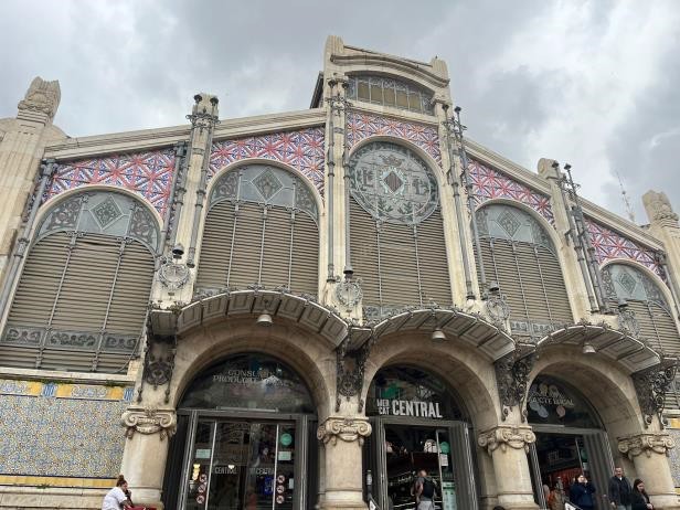 Auf diesem Foto sieht man den Mercado Central in Valencia, dem zweiten Ausflugsziel der spanischen Austauschgruppe des Burggymnasiums Friedberg.