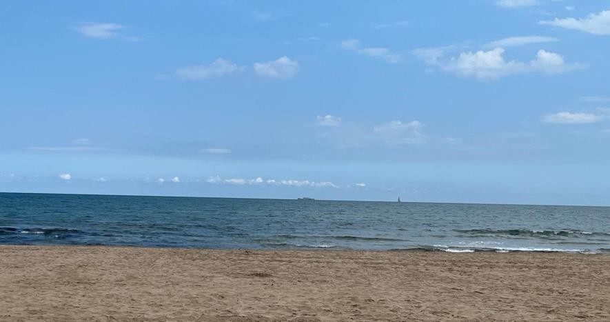 Auf diesem Foto blickt man von Valencias Strand ins Mittelmeer.