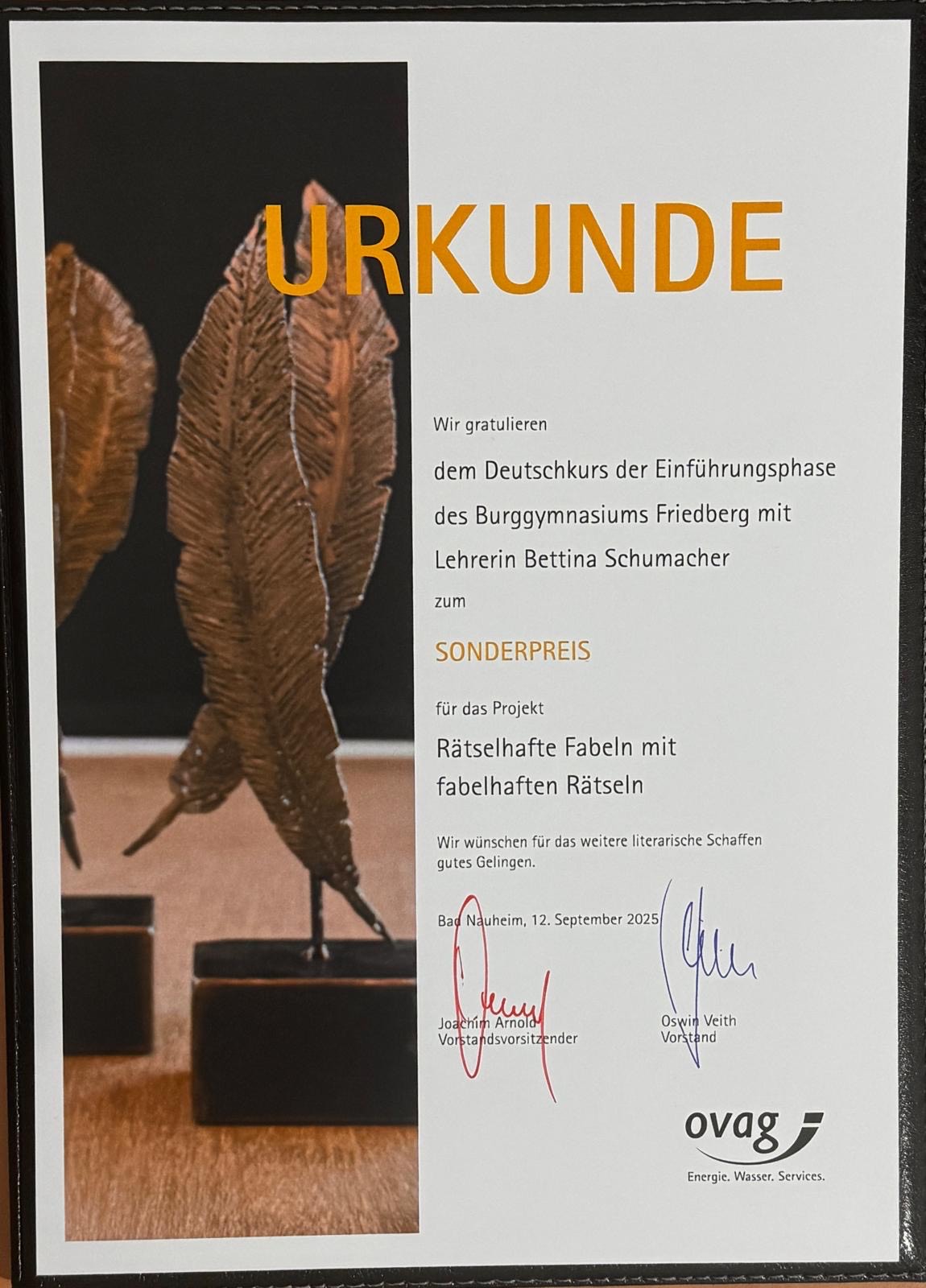 Auf diesem Foto sieht man die Urkunde, die der 11e von der OVAG verliehen wurde.