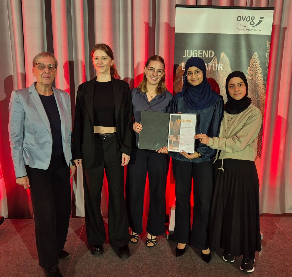 Auf diesem Bild sieht man die stolzen OVAG-Preisträgerinnen mit ihrer Lehrerin Frau Schumacher.