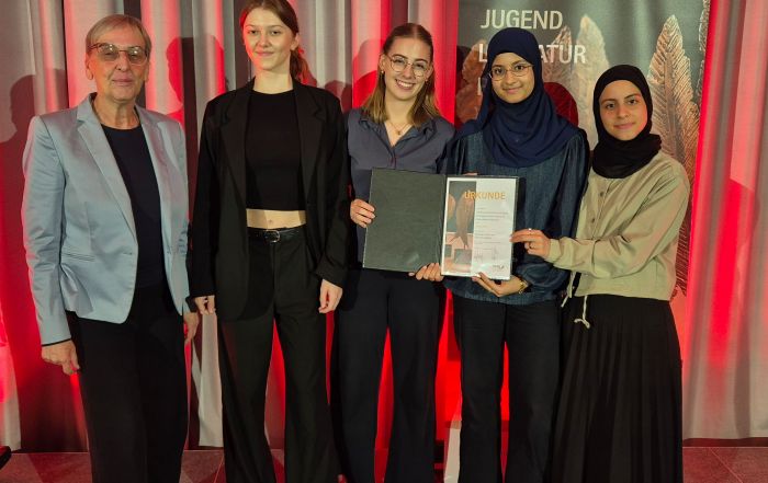 Auf diesem Bild sieht man die stolzen OVAG-Preisträgerinnen mit ihrer Lehrerin Frau Schumacher.