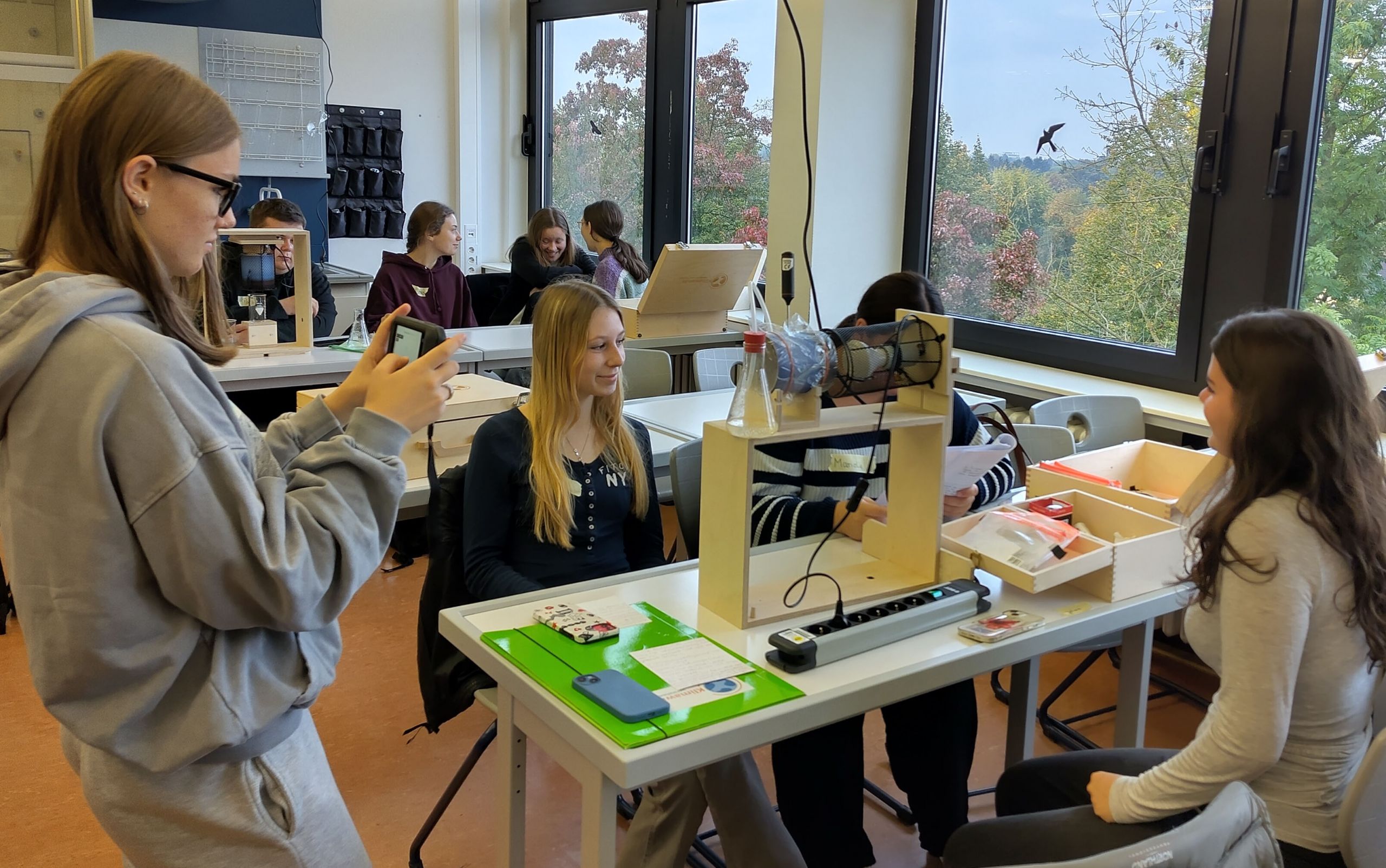 Auf diesem Bild sieht man Schülerinnen bei der Arbeit mit der Wärmebildkamera
