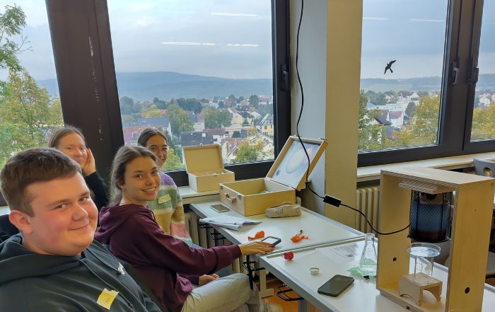 Auf diesem Bild sieht man Schülerinnen und Schüler beim Experimentieren mit Taunusblick.