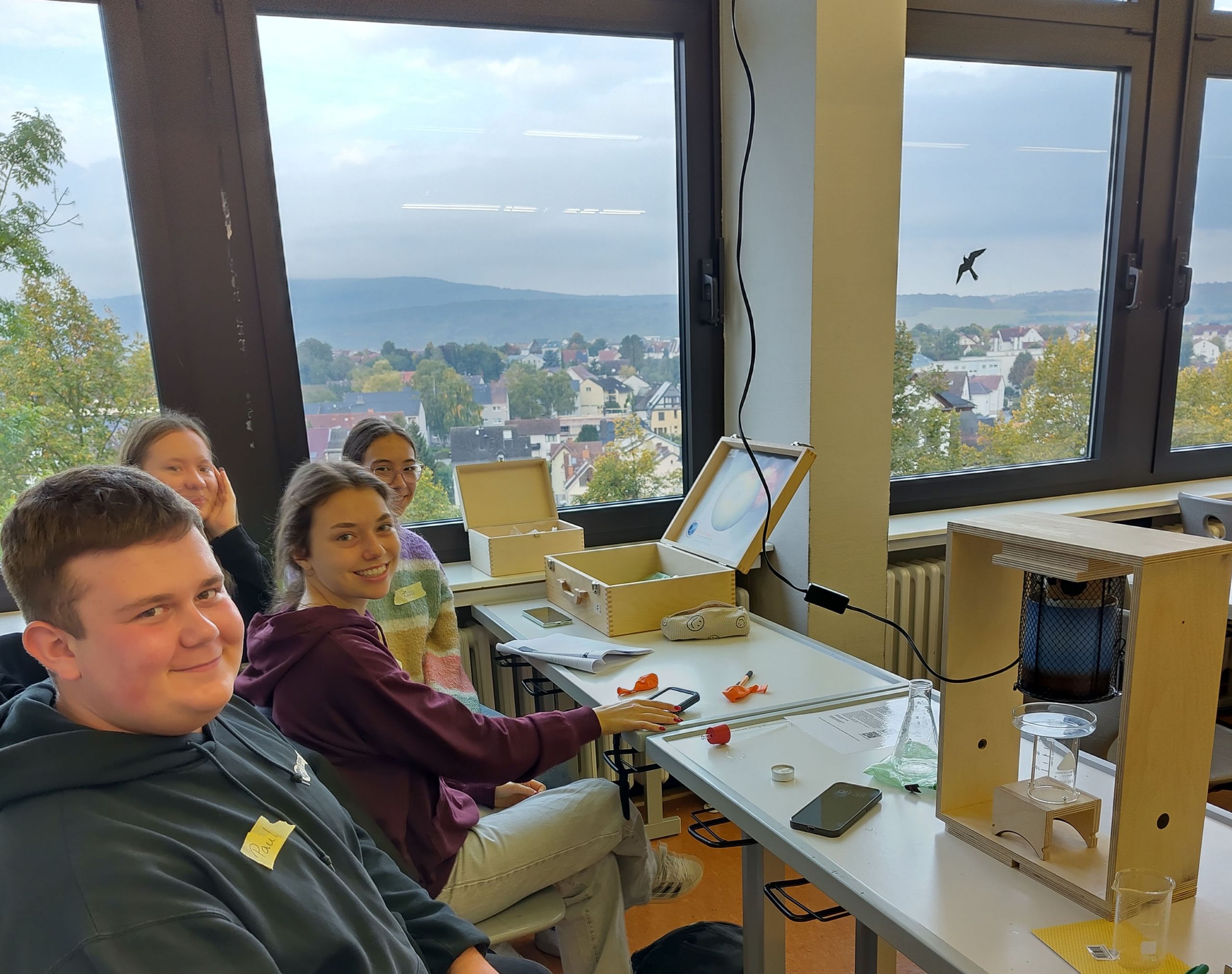 Auf diesem Bild sieht man Schülerinnen und Schüler beim Experimentieren mit Taunusblick.