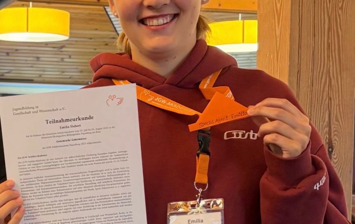 Auf diesem Foto sieht man Emilia Hubert nach der Teilnahme an der Deutschen Schülerakademie.