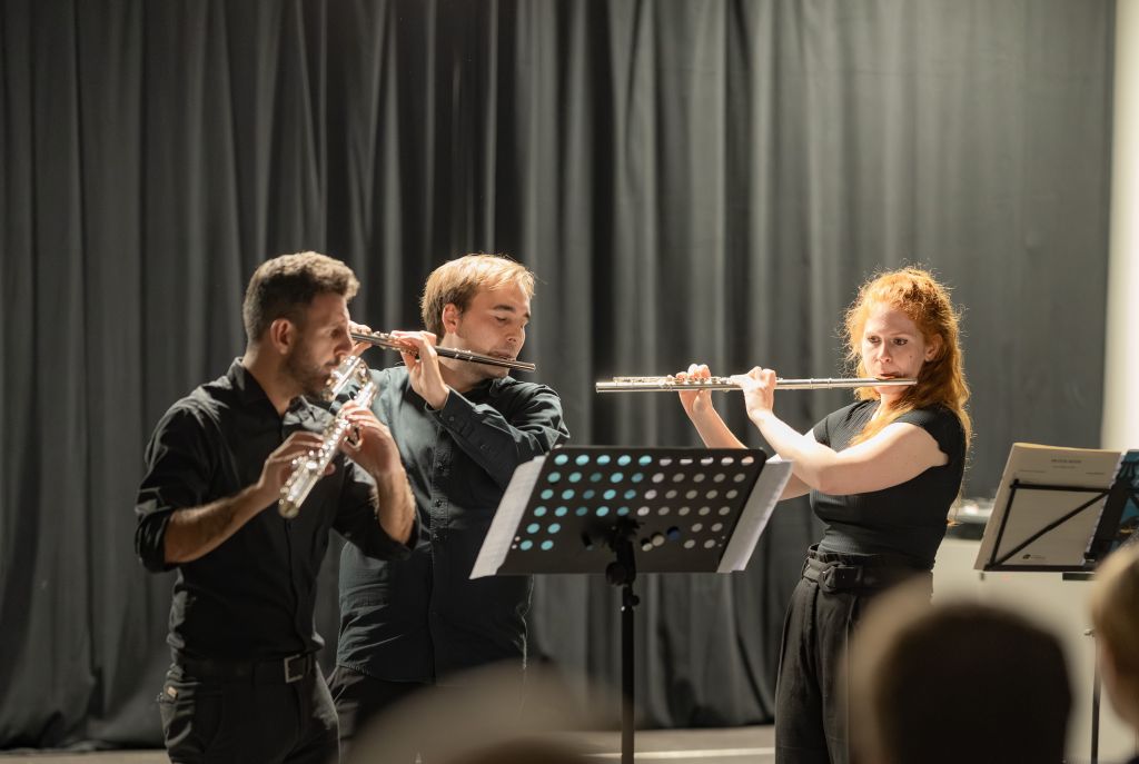 Auf diesem Bild sieht man Anil Yilmaz, Michel Weiss und Sophie Haun mit ihren Flöten.