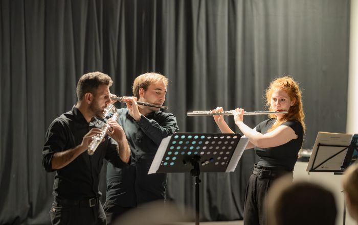 Auf diesem Bild sieht man Anil Yilmaz, Michel Weiss und Sophie Haun mit ihren Flöten.
