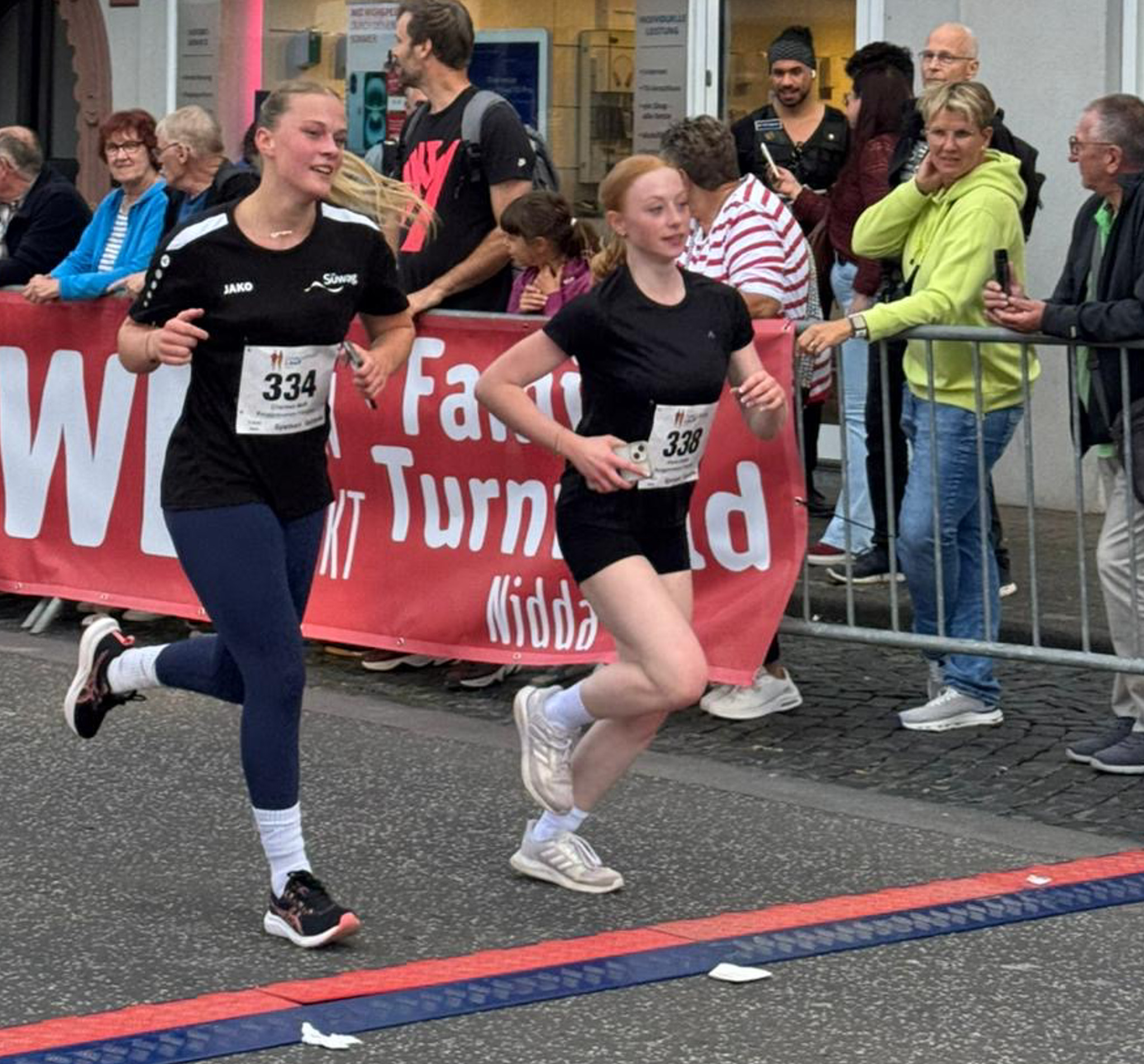 2025-09-13_BM_5km-Lauf2_Ausschnitt f HP Das Foto zeigt die Bestplatzierte der Burgteilnehmerinnen, Emma Sattler.