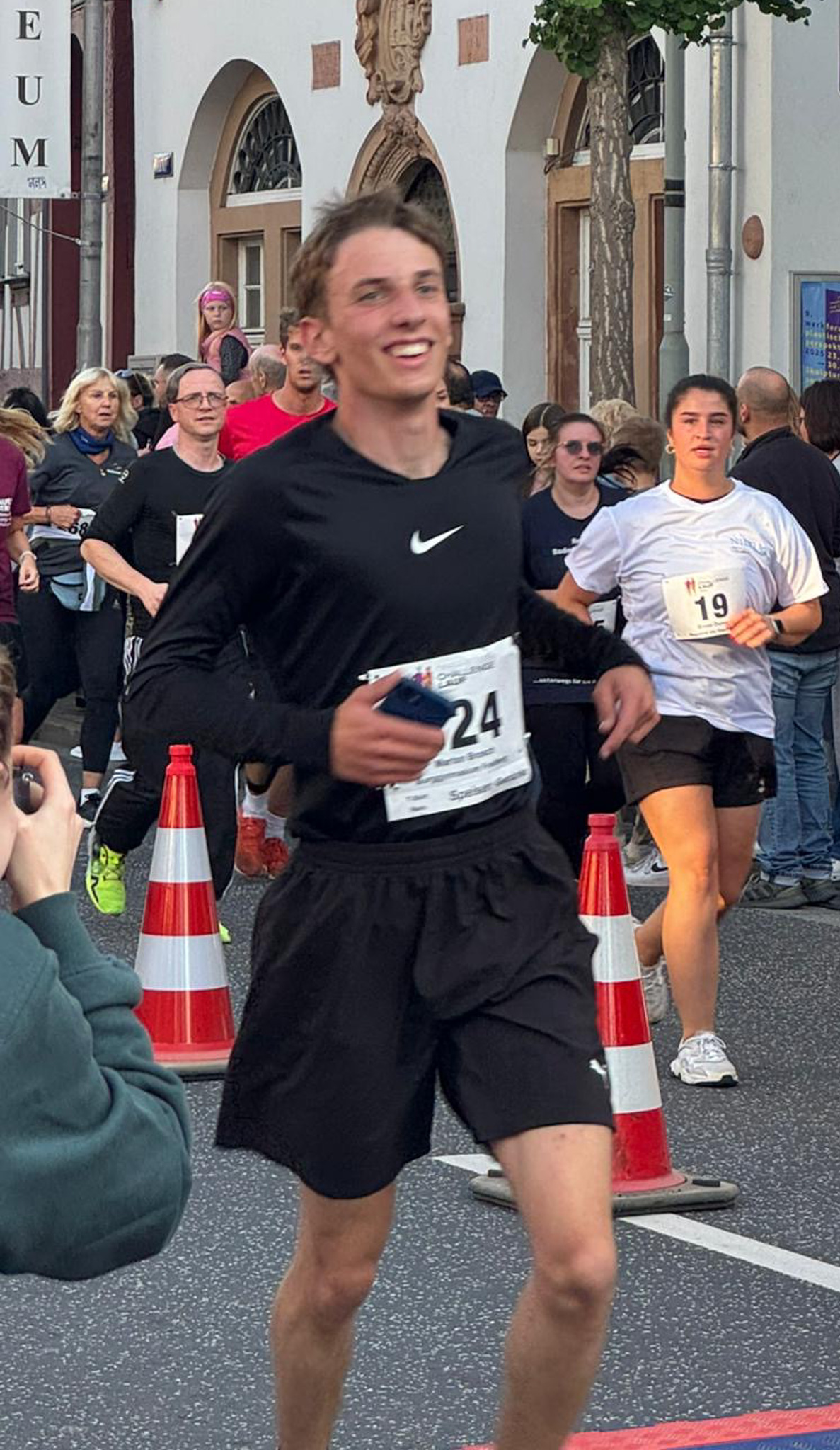 2025-09-13_BM_5km-Lauf 1_Ausschnitt f HP Das Bild zeigt den Bestplatzierten des Burggymnasiums, Marlon Brosch.