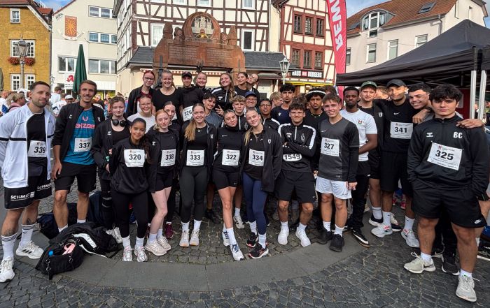 Das Bild zeigt die beiden Sport-LKs des Burggymnasiums vor dem Stadtlauf in Nidda.
