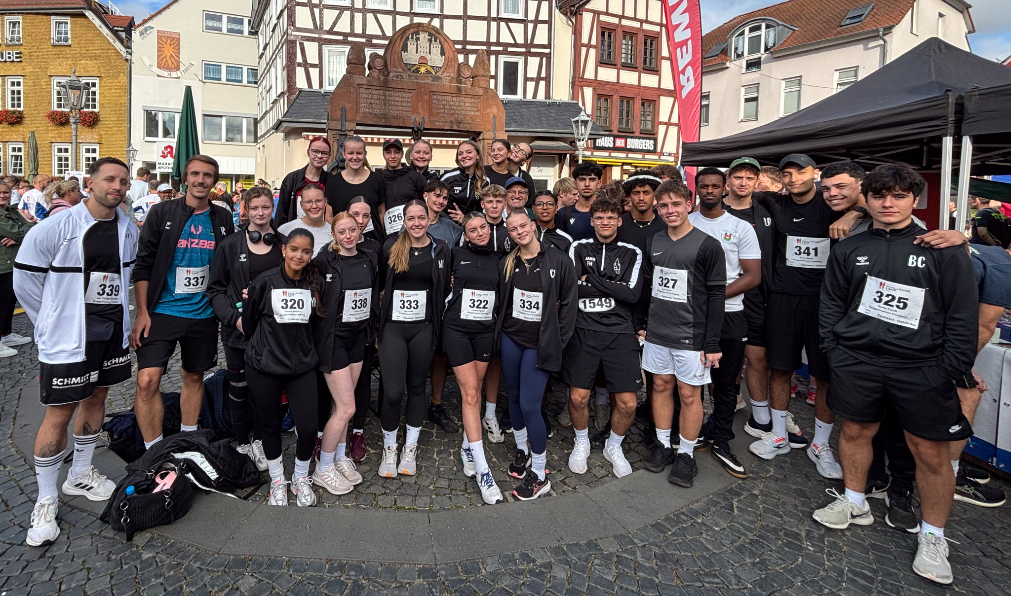 Das Bild zeigt die beiden Sport-LKs des Burggymnasiums vor dem Stadtlauf in Nidda.