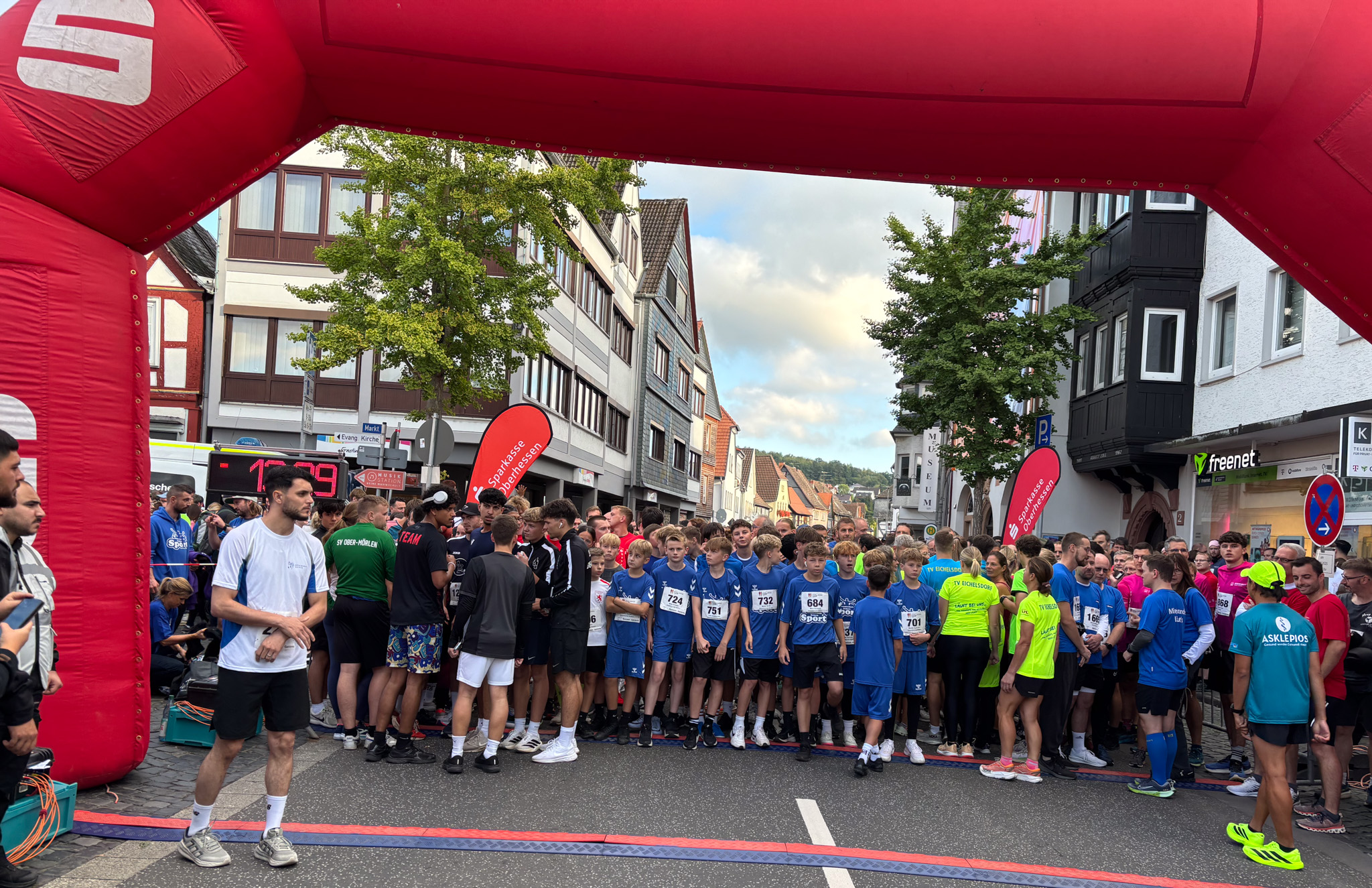 2025-09-13_BM_5km-Lauf 4 Das Foto zeigt die Menge der Startenden des Niddaer Stadtlaufs.
