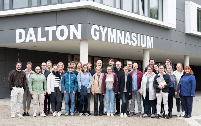 Dies ist ein Gruppenbild der Lehrkräfte des Burggymnasiums vor dem Dalton-Gymnasium Alsdorf.