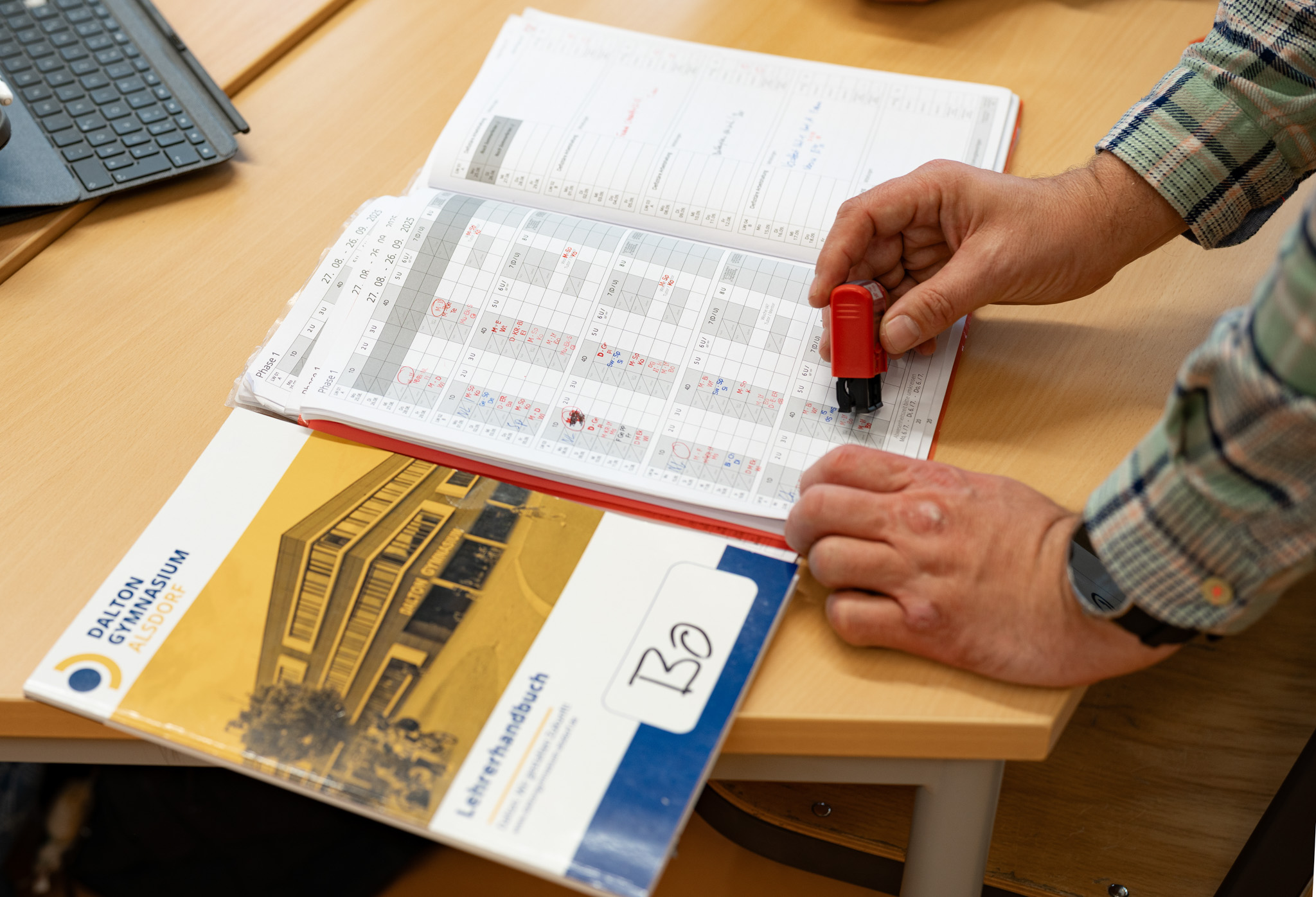 2025-09-25_LP_Alsdorf (4)-Ausschnitt f HP Dieses Foto zeigt ein Mitteilungsheft des Dalton-Konzepts.