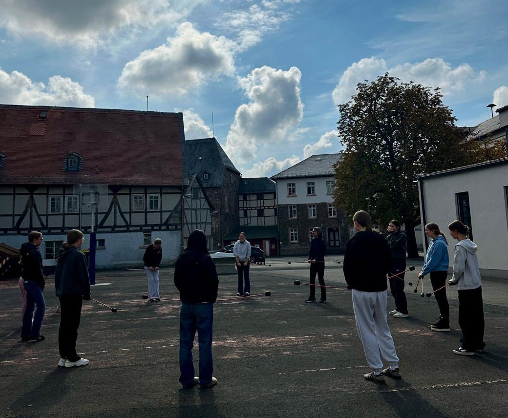 2025-10-02_WEB_Ges&Wohlb3_Ausschnitt f HP Schüler und Schülerinnen beim Fitnesstraining auf dem Schulhof.