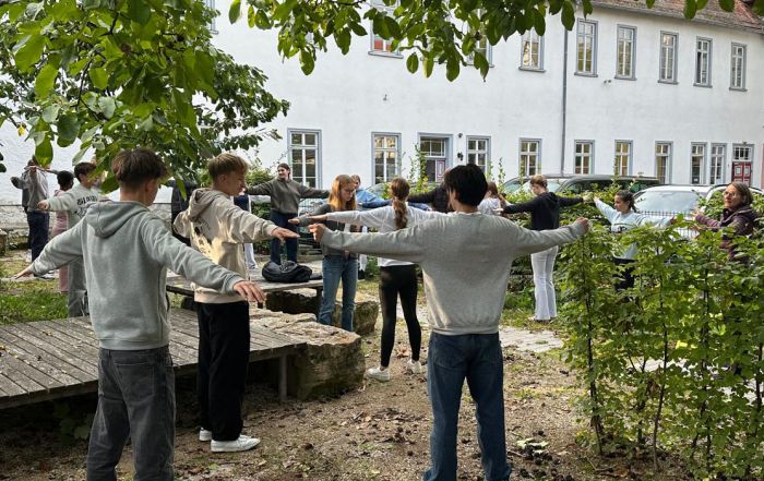 Schüler und Schülerinnen beim Fitnesstraining im Grünen Klassenzimmer.