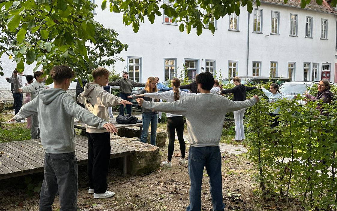 Schüler und Schülerinnen beim Fitnesstraining im Grünen Klassenzimmer.