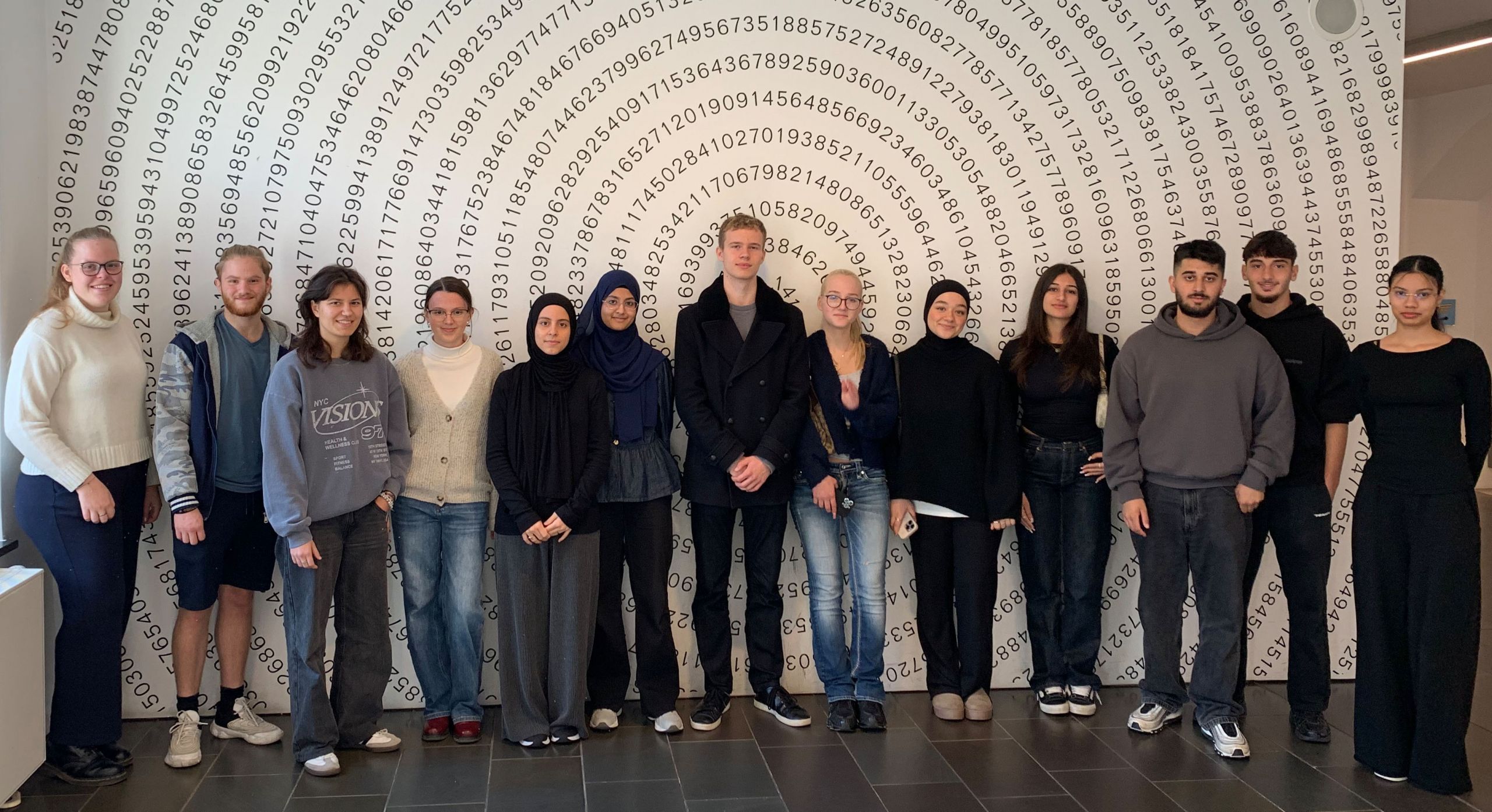 2025-10-03_SMA_StudWo Mathe2_Ausschnitt f HP Dieses Bild zeigt die Schülerinnen und Schüler des Mathe-LKs von Frau Schmandt.