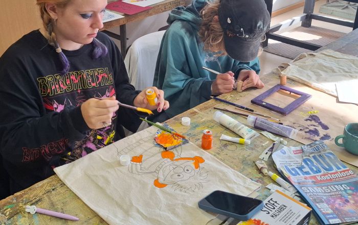 Dieses Bild zeigt Teilnehmende am Upcycling-Workshop bei der kreativen Arbeit.