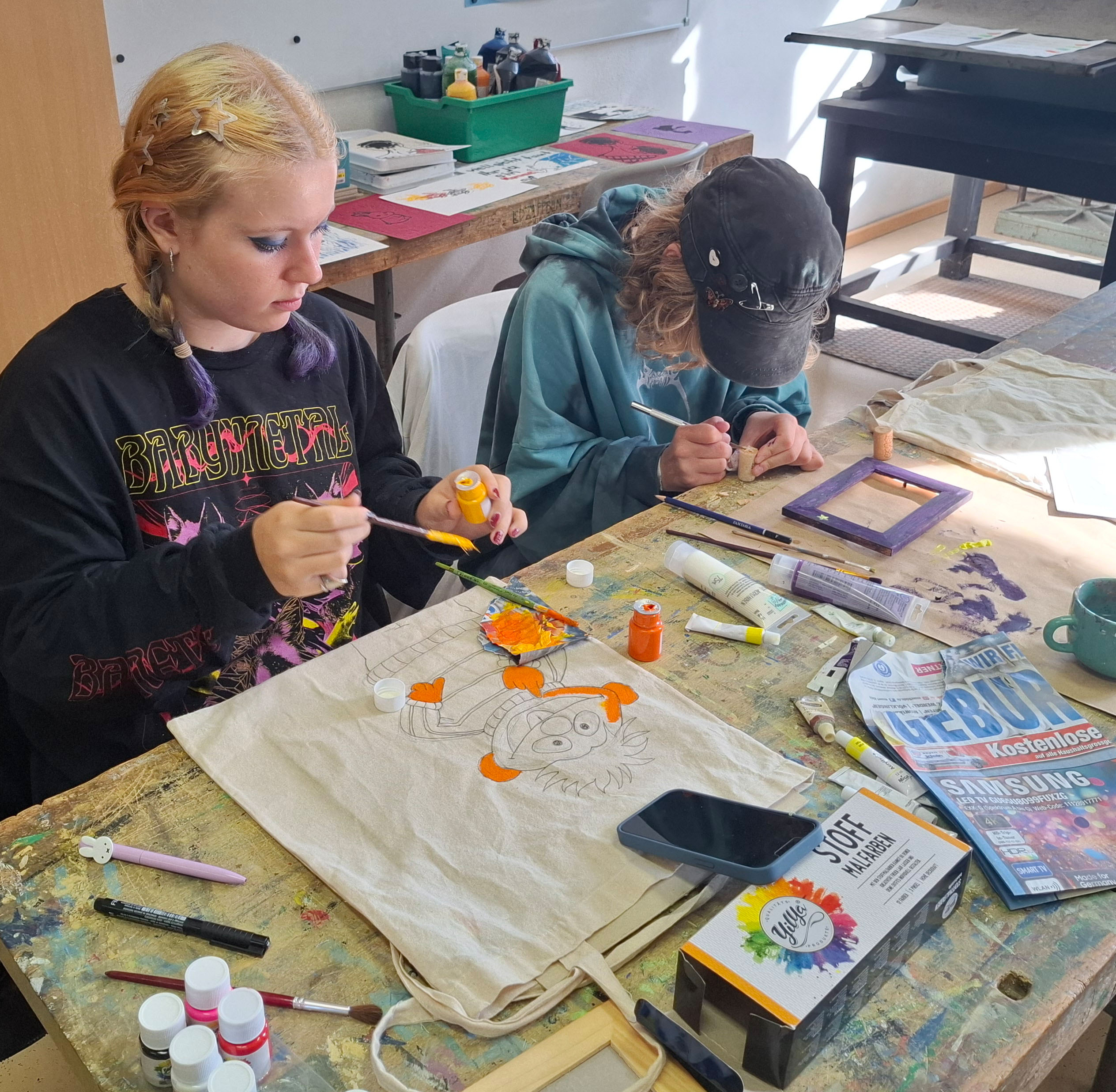 Dieses Bild zeigt Teilnehmende am Upcycling-Workshop bei der kreativen Arbeit.