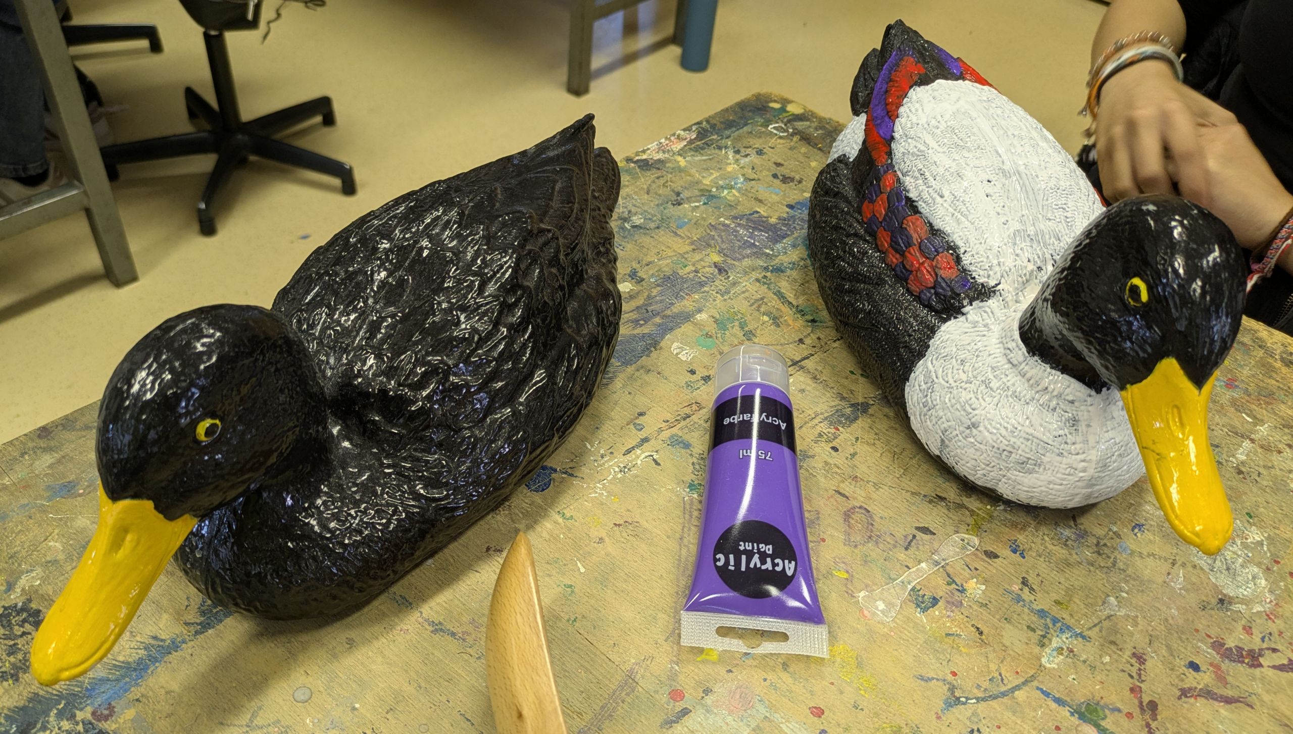 Dieses Foto zeigt zwei Exemplare der "Plastikenten-Serie".