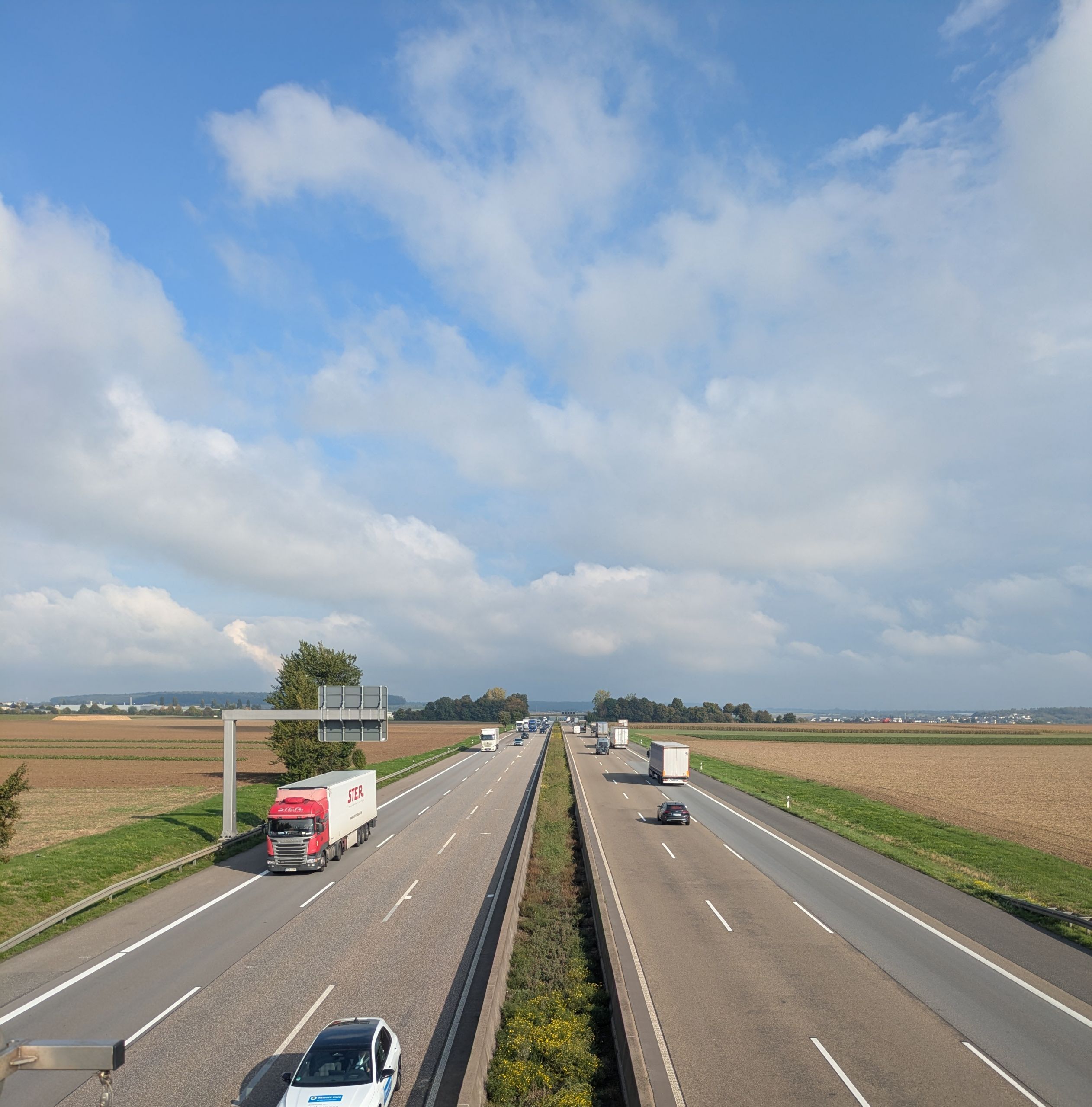 2025-10-15_HS_Fahrrad1 Auf diesem Foto sieht man den Ausblick vom Radweg über die A5 in der Wetterau.