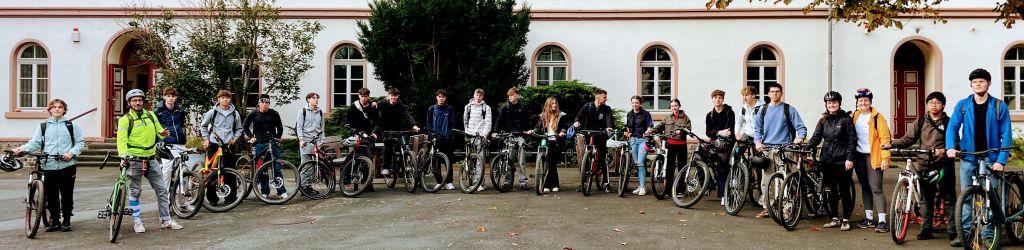 Auf diesem Bild sieht man die Teilnehmerinnen und Teilnehmer des Fahrradprojekts auf dem Schulhof des Burggymnasiums.