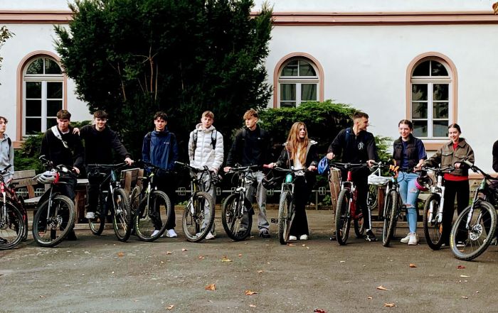 Auf diesem Bild sieht man die Teilnehmerinnen und Teilnehmer des Fahrradprojekts auf dem Schulhof des Burggymnasiums.