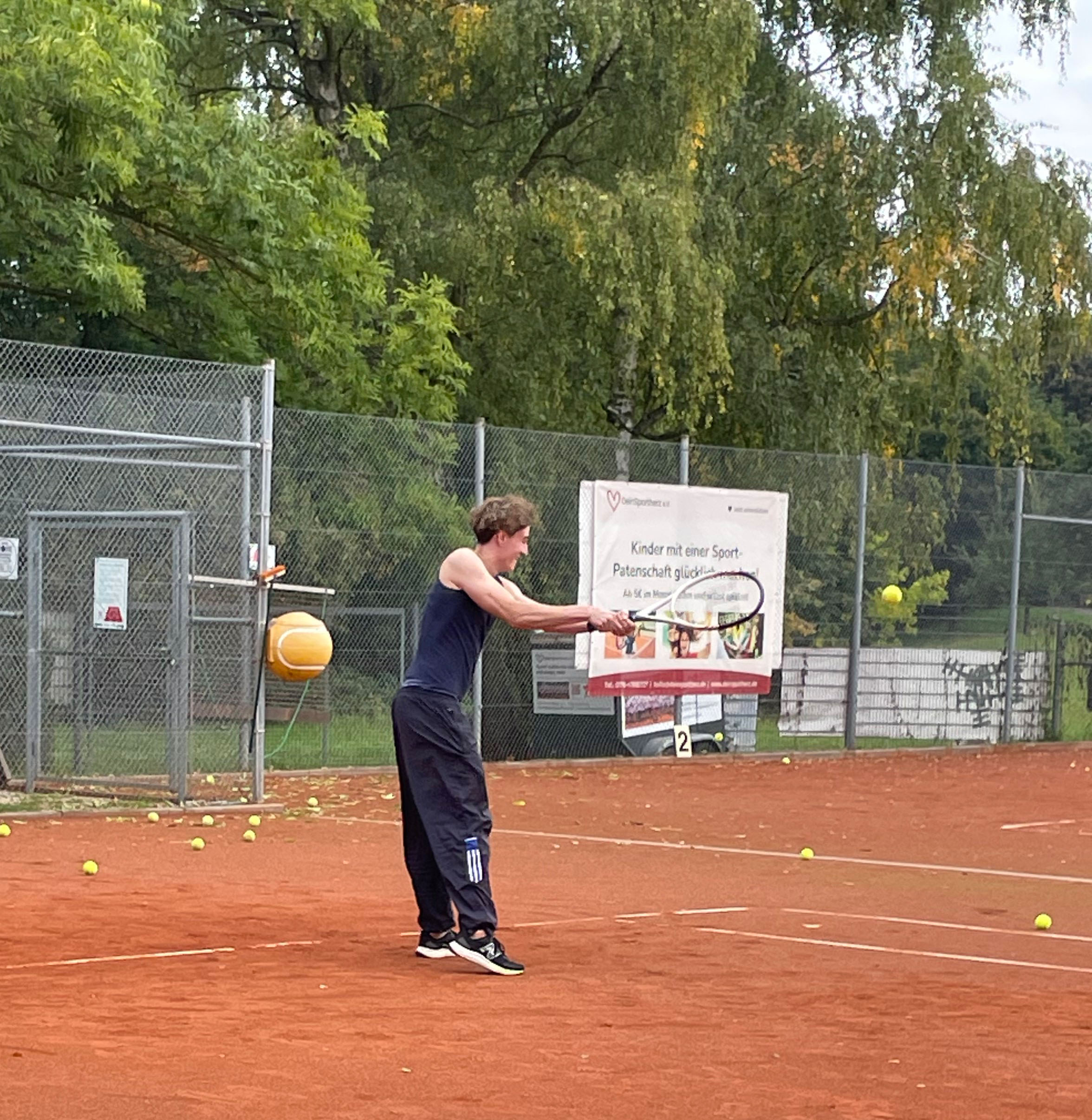 2025-10-16_HD_1_Ausschnitt f HP Das Foto zeigt einen Schüler des Sport-LK auf dem Tennisplatz des VfB Friedberg.