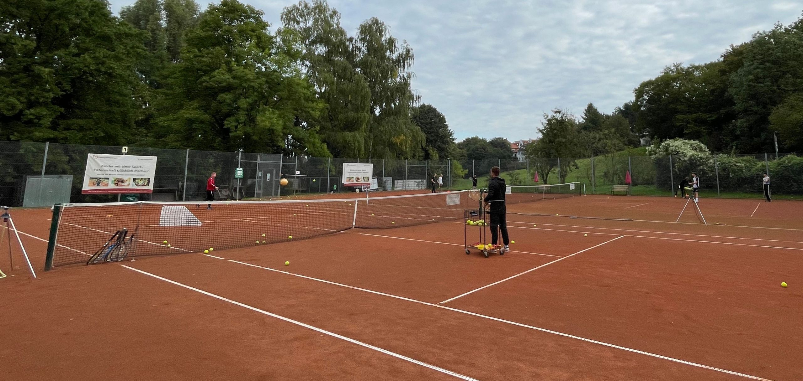 2025-10-16_HD_2_Ausschnitt f HP Das Foto zeigt Schüler des Sport-LK auf dem Tennisplatz des VfB Friedberg.