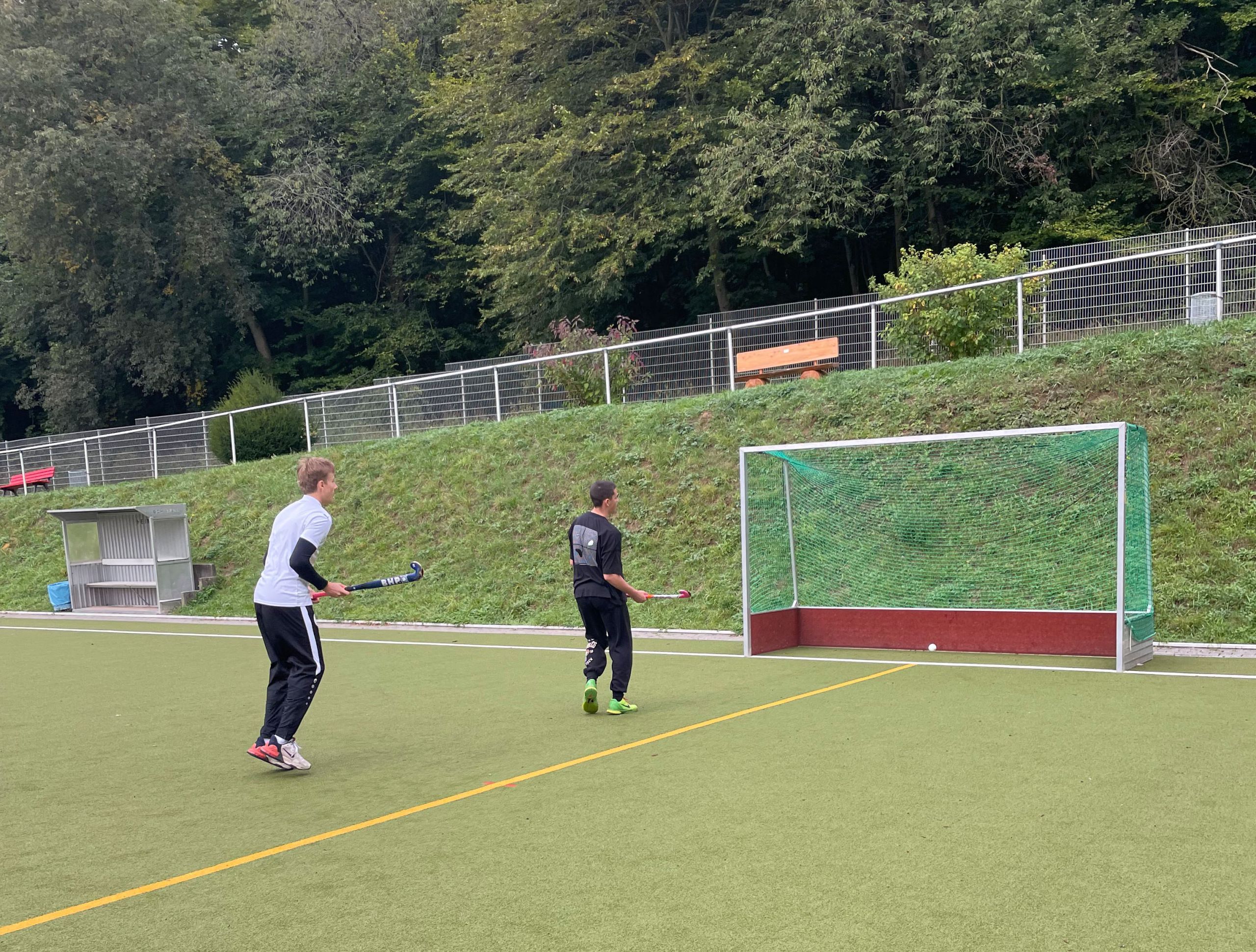 2025-10-16_HD_3_Ausschnitt f HP Das Foto zeigt zwei Schüler des Sport-LK im Waldstadion in Bad Nauheim.